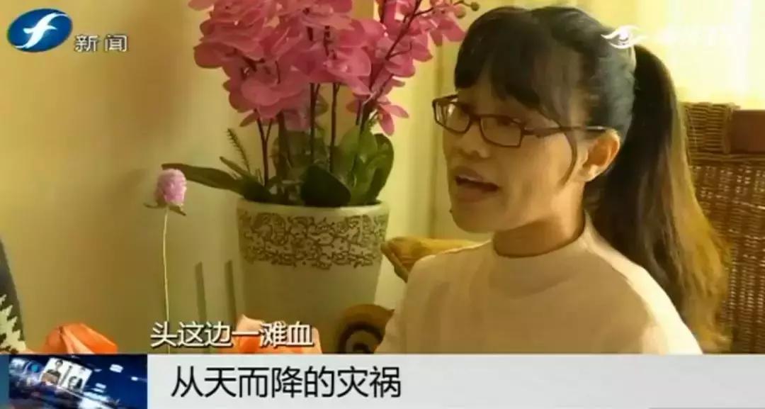 好险|大爷公园漫步，硕大枝条垂直戳下，再偏毫厘后果不敢想！