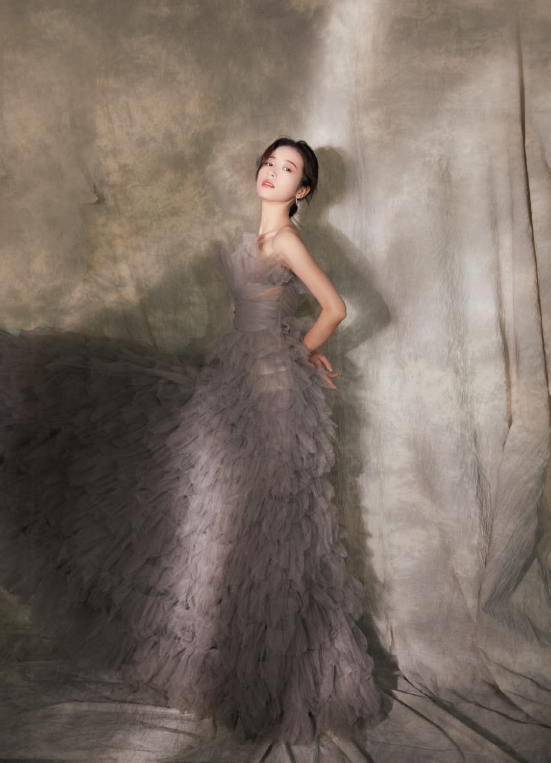 周雨彤身穿白色露脐装大秀小蛮腰,周雨彤短发礼服