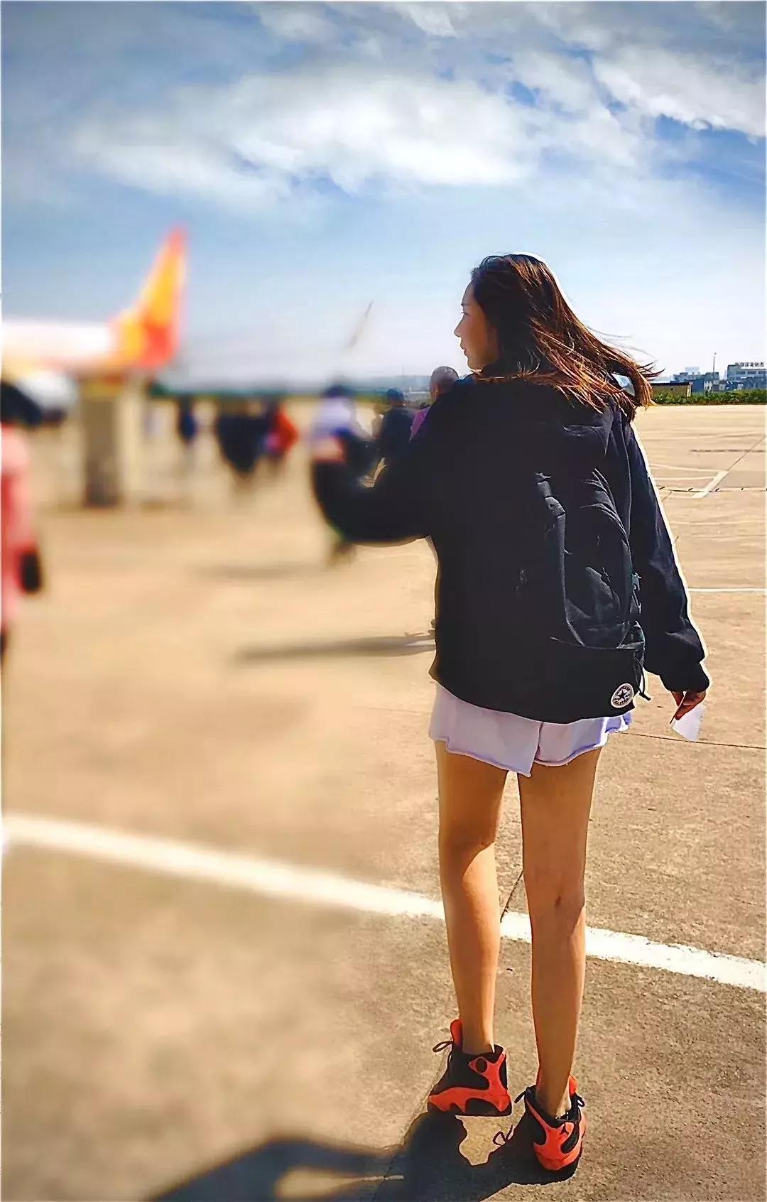 比黑丝妞还让人无法抵抗的，是这些穿球鞋的漂亮妹妹...