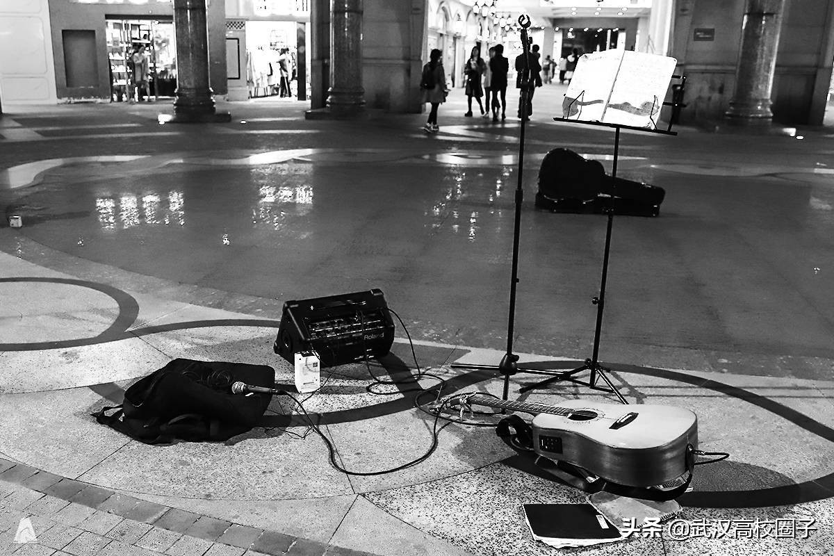 武汉光谷路人唱歌,武汉光谷街头艺人唱的歌
