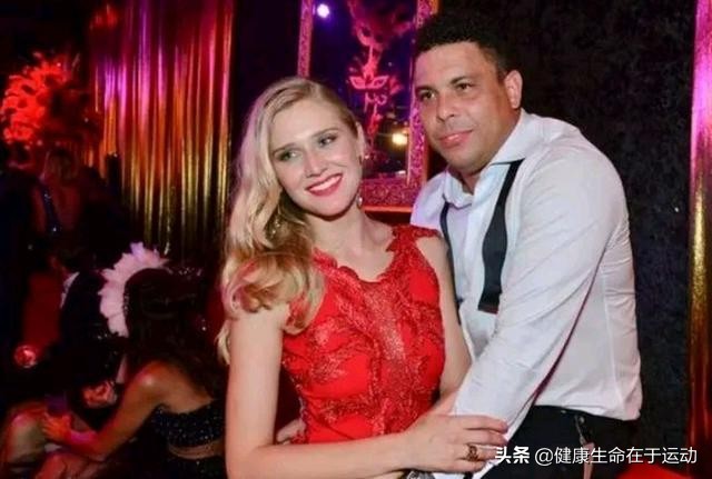 两夺世界杯冠军！身边美女如云，伤病让这巨星错过成为球王的机会