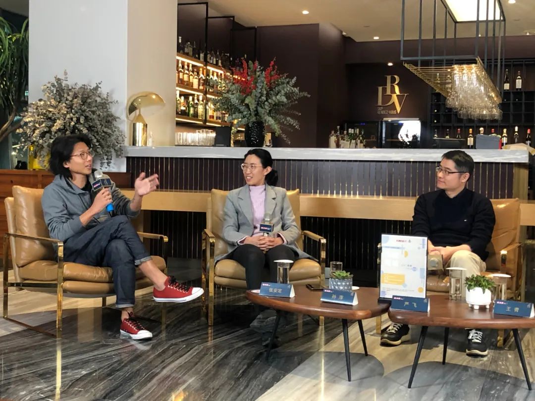 普通女性被采访,当女性被问到年龄的反应