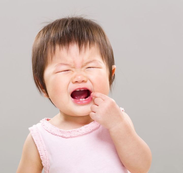 孩子嘴里有白块怎么办,宝宝嘴里一片白的是怎么回事