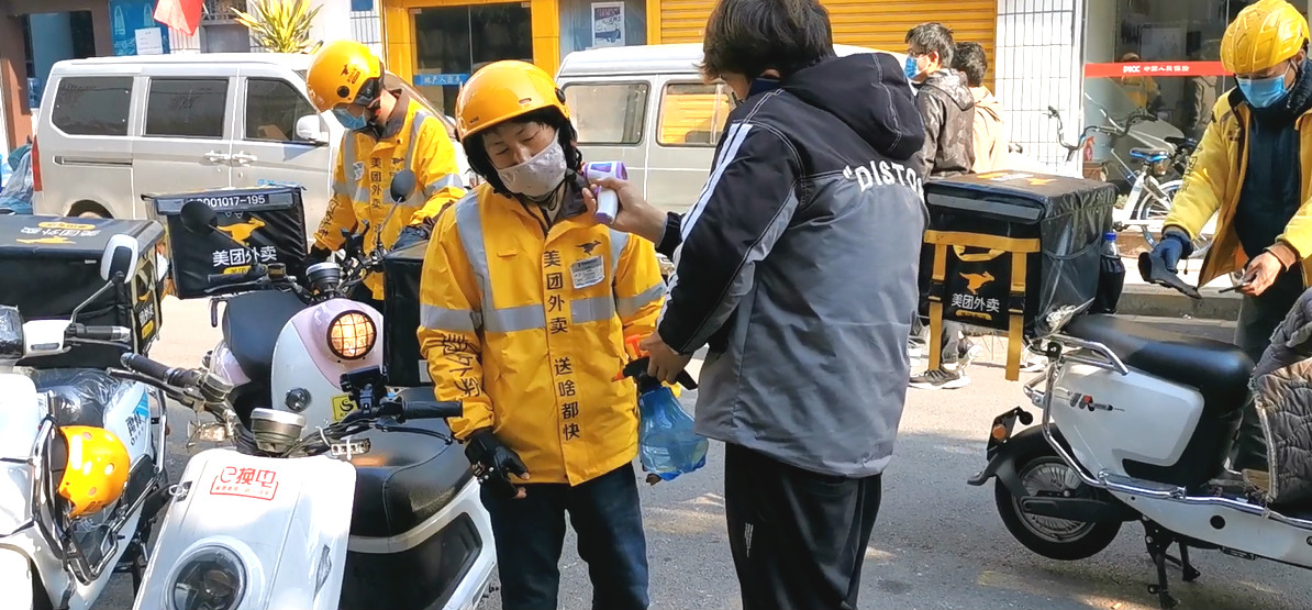 外卖小哥，用车轮温暖着昆明