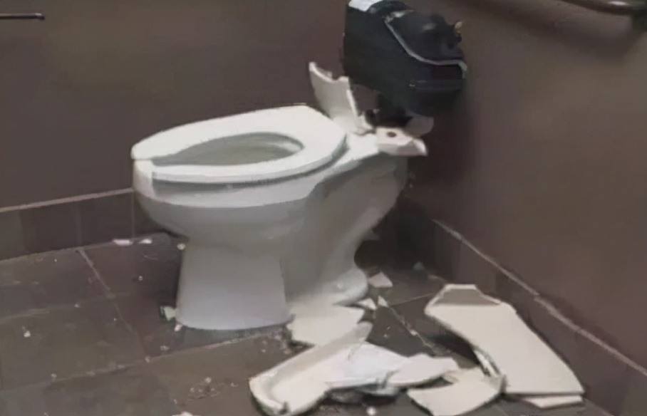 马桶裂纹导致吱吱响,马桶炸掉是怎么回事