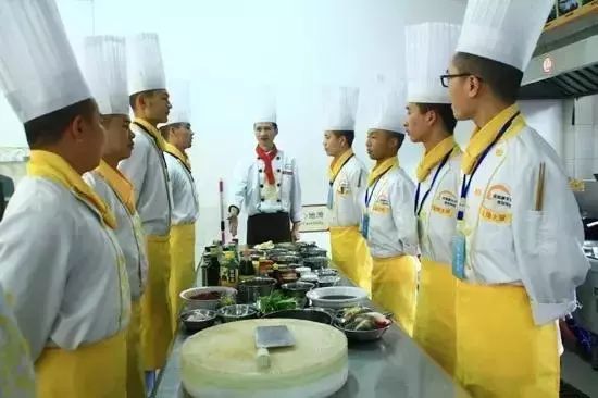 顾客说要退菜怎么解决,顾客要退菜服务员该怎么说