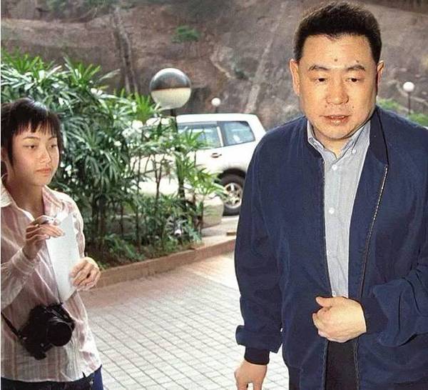 她16岁辍学，20岁当狗仔，未婚产下一儿一女后，37岁终成豪门阔太