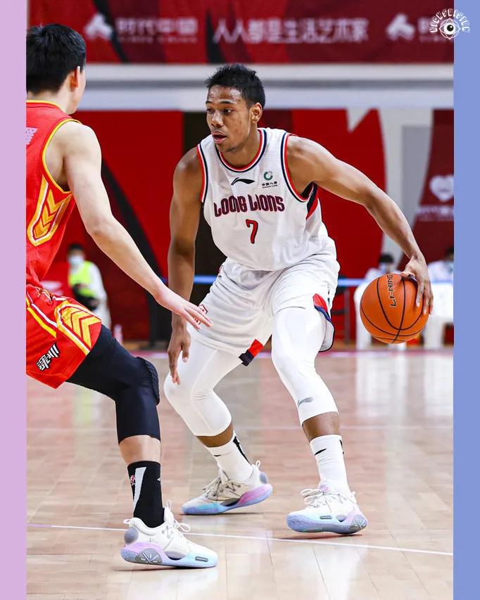 cba外援詹姆斯穿的什么鞋,篮球训练詹姆斯穿什么球鞋