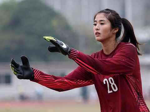 她是足球女神，身高1.87，极品身材，拒绝模特工作，如今生活拮据