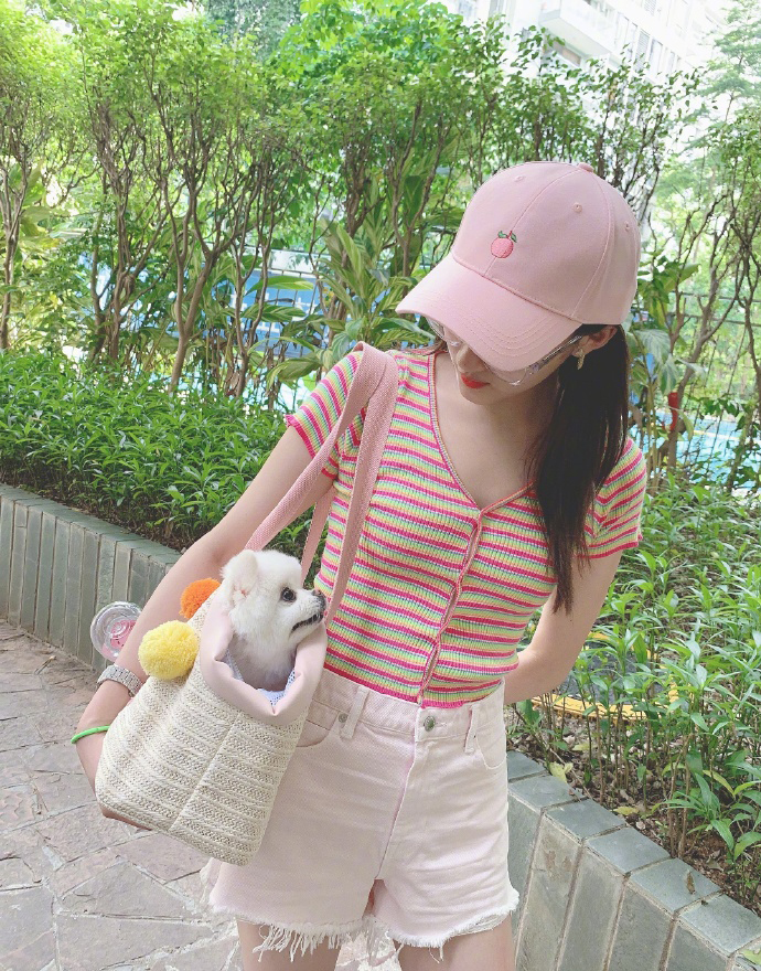 关晓彤露肚脐穿搭,关晓彤穿露脐短上衣