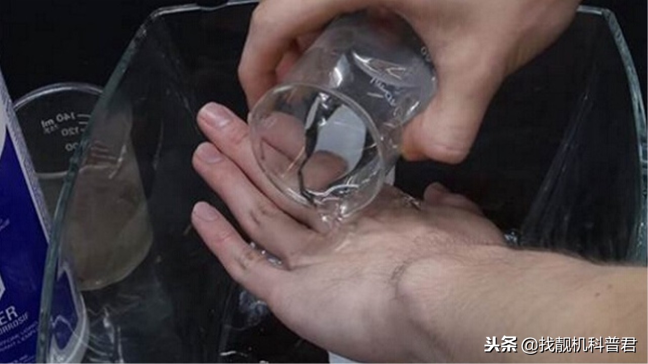 硫酸倒手上,把硫酸倒在岩浆里会发生什么事