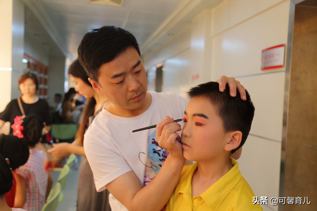 女儿总是用我的化妆品,女儿总是偷偷用妈妈的化妆品