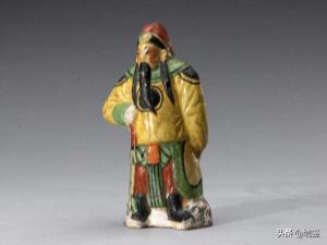 动辄数十万的京剧戏服，写满了中国故事