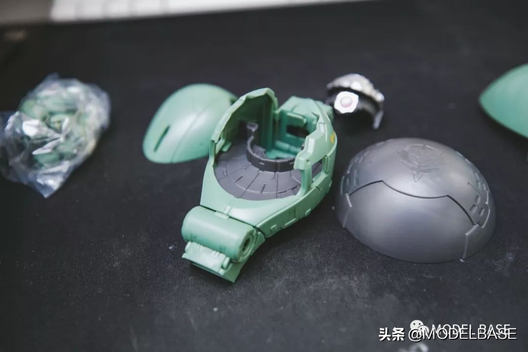 扎古扭蛋头组装,万代蓝标扎古和红标扎古