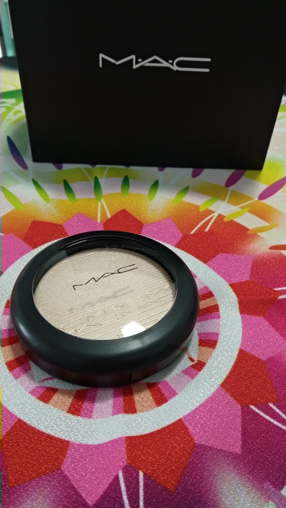 MAC家一贯的黑色版本包装+M·A·C的浮雕压盘设计使用介绍