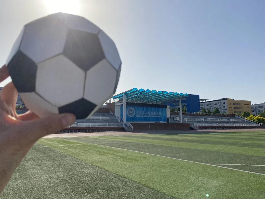 学校里办的足球赛,学校组织足球比赛的画