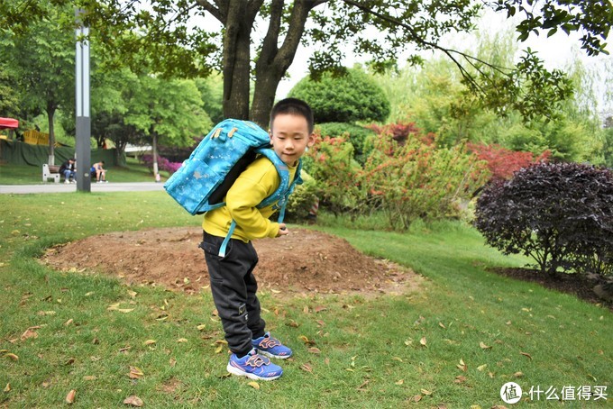 别让孩子输在起跑线，背上GMT for Kids挪威小方包，轻便 舒适 充裕