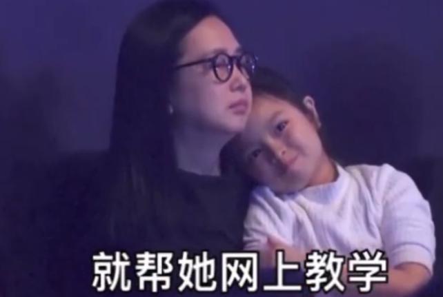 59岁华仔也爱上烫头，戴老花镜有秃顶迹象，曾借于谦梗想说相声