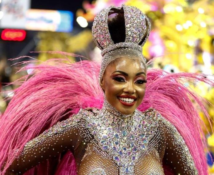 巴西嘉年华桑巴舞,实拍巴西狂欢节桑巴热舞不停歇