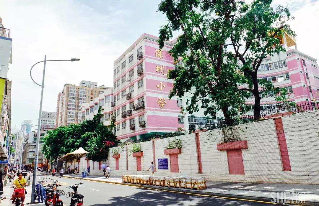 这里是东方世界,东门离这里有多远