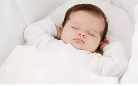 错误给宝宝睡枕头的危害,宝宝睡错枕头好吗