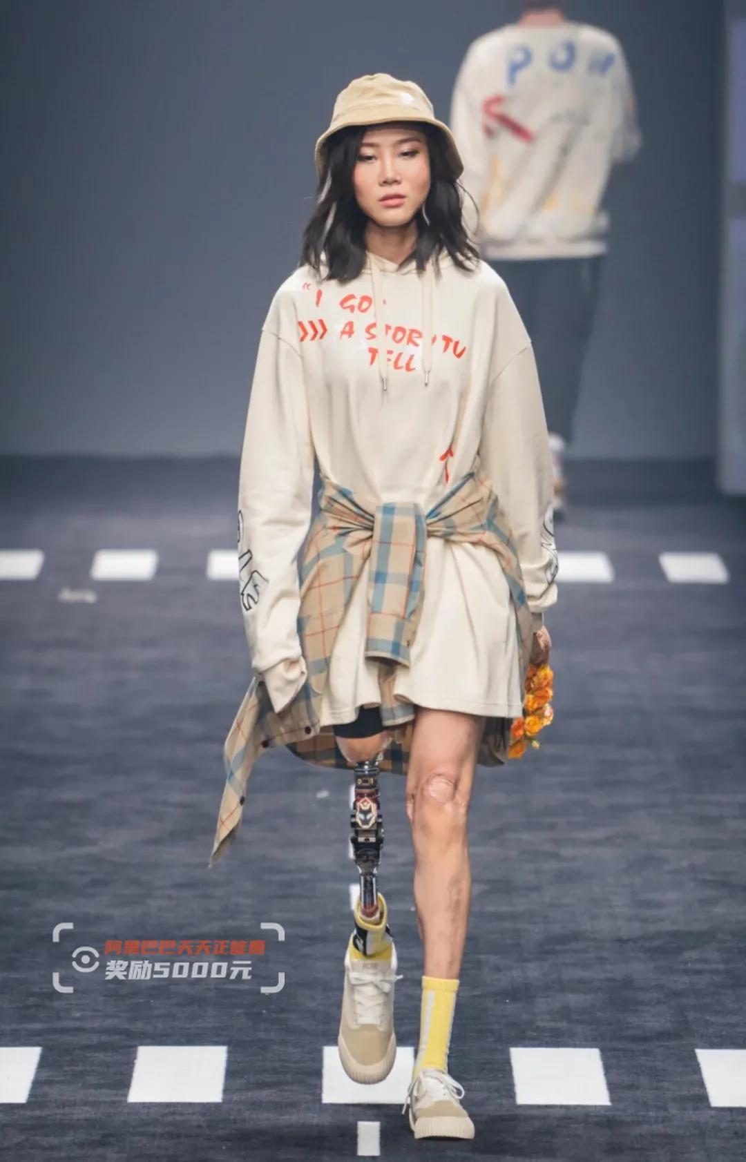 独腿小伙回应拄拐踢球,独腿男子拄拐踢球