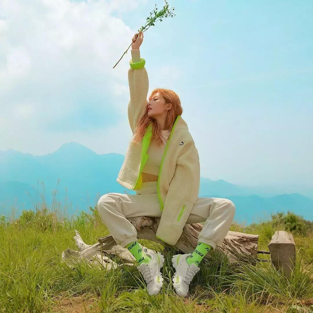 泫雅黑色运动鞋出场,16双秋天最想买的运动鞋