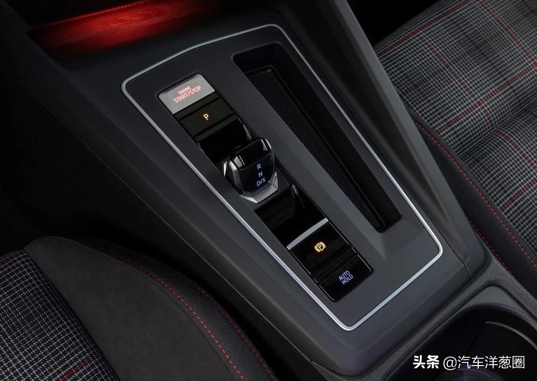 宝马发布全新车标,宝马蓝天白云标改黑白标