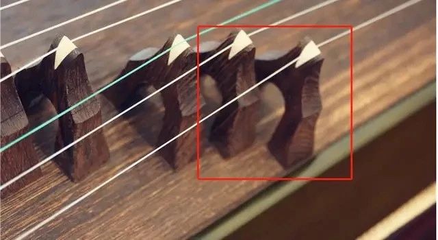 弹古筝触碰琴弦有杂音怎么解决,弹古筝有指甲的杂音是怎么回事