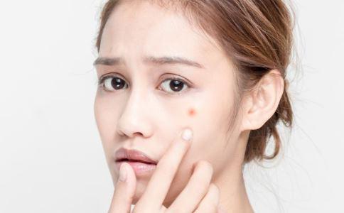 脸上长痘有黑眼圈什么原因导致的,下巴长痘熬夜是什么原因