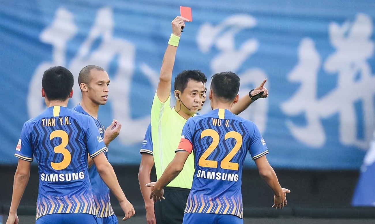 10人+主裁“偏袒”！被世界波逆转！名宿：国内裁判能吹好比赛