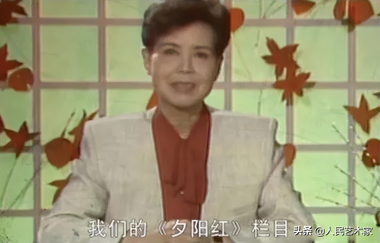 她是中国第一位电视播音员，师从开国大典播音员，发掘赵忠祥，指导敬一丹，是白岩松心中让央视变柔软的存在