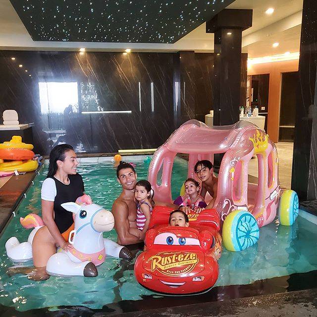 c罗向看台上的乔治娜献飞吻,天生一对c罗对着乔治娜满脸宠溺