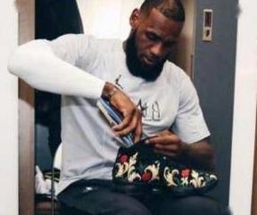 打篮球崴脚了怎么处理,打篮球崴脚脱鞋捏脚