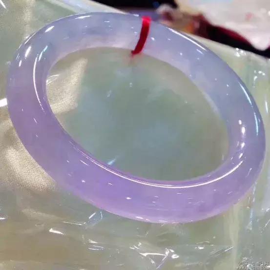 翡翠的8个误区：洗澡不能戴？只有缅甸产？原来这些年都被骗了