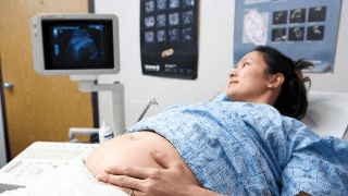 深夜产房孕妇生产,孕中期手指痉挛成鸡爪形