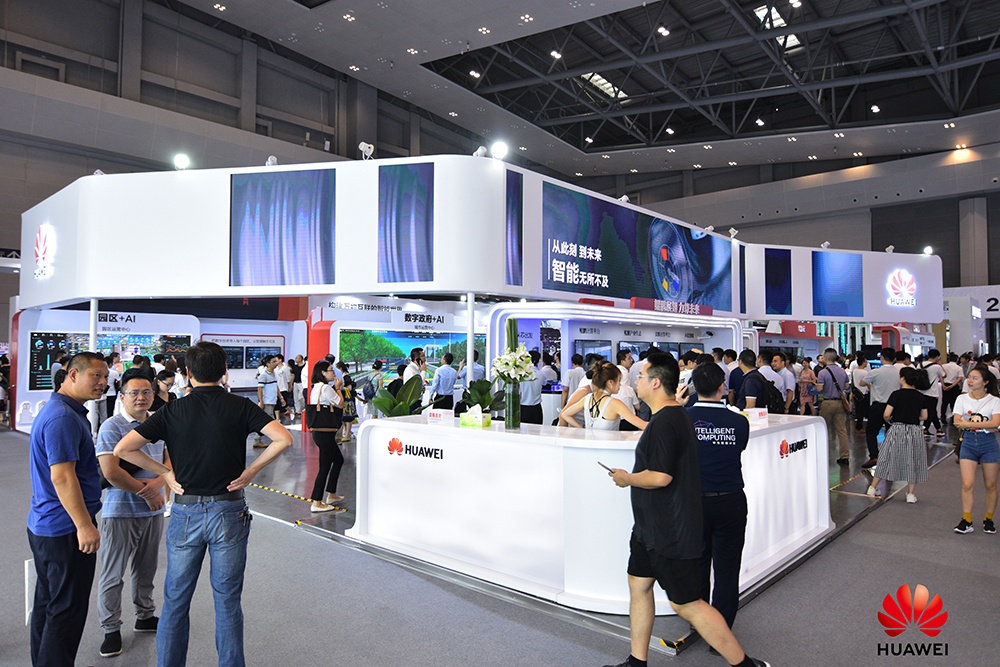 智博会第一天！华为这些黑科技吸引了大批人从众𠈌