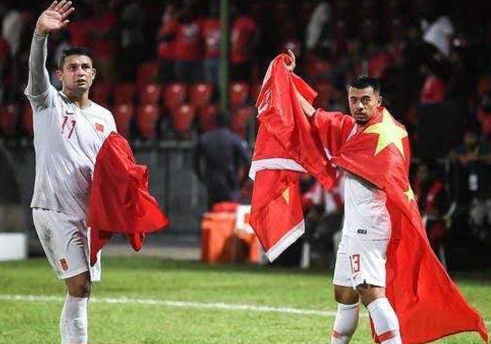 球迷微博留言骂李铁，国足的春天在哪里？