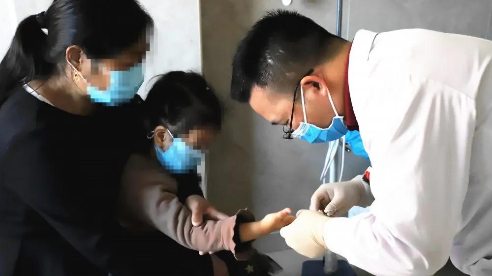 断指再植接动脉显微镜视频,穿针引线手术