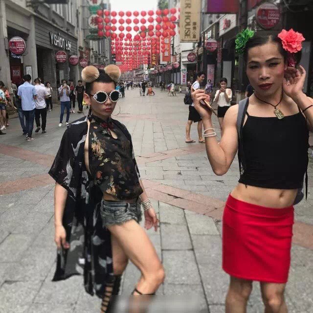 当我逛三里屯发现“十个男人五个娘”以后……