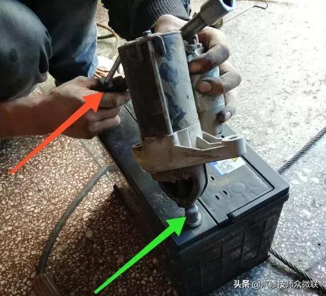 10万公里的比亚迪拧钥匙没反应，满头大汗的车主把车推到修理厂