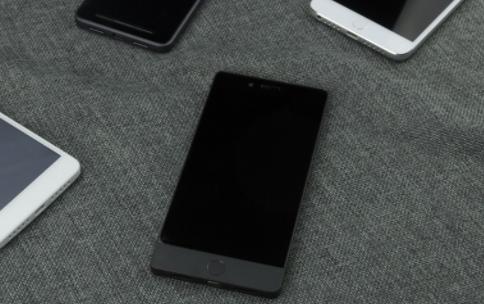 圆滑当道的锋利异类，坚果Pro上手体验——不错的备用机