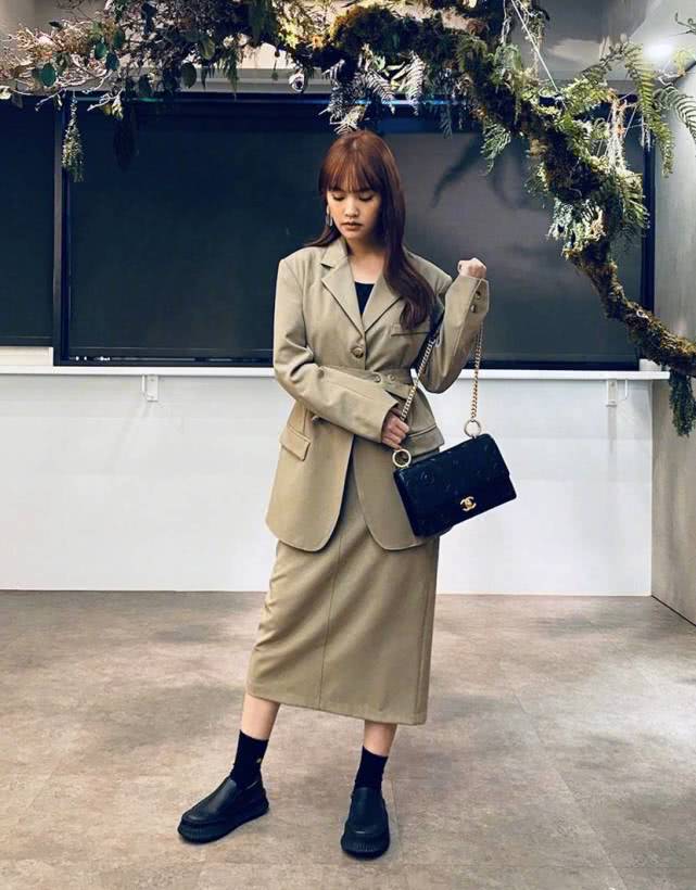 36岁杨丞琳童颜仍然！一身牛仔连体裤配泡面大波浪，减龄感十足