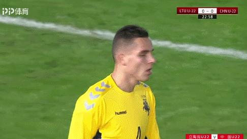 中国足球1分钟2次业余停球：停出底线+停给对手，郝伟却拍手鼓励