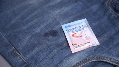 白T恤被淋上油渍，不用怕，试试这片应急衣物去渍纸