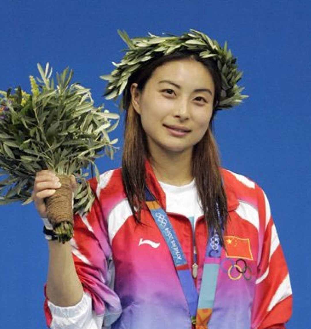 伏明霞和吴敏霞是不是同一个人,伏明霞郭晶晶吴敏霞谁奥运金牌多