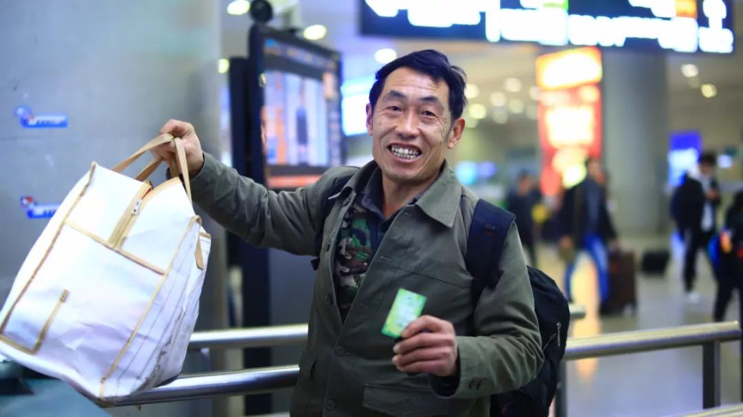 春运路上的幸福,高铁上的春运流动的年俗年味