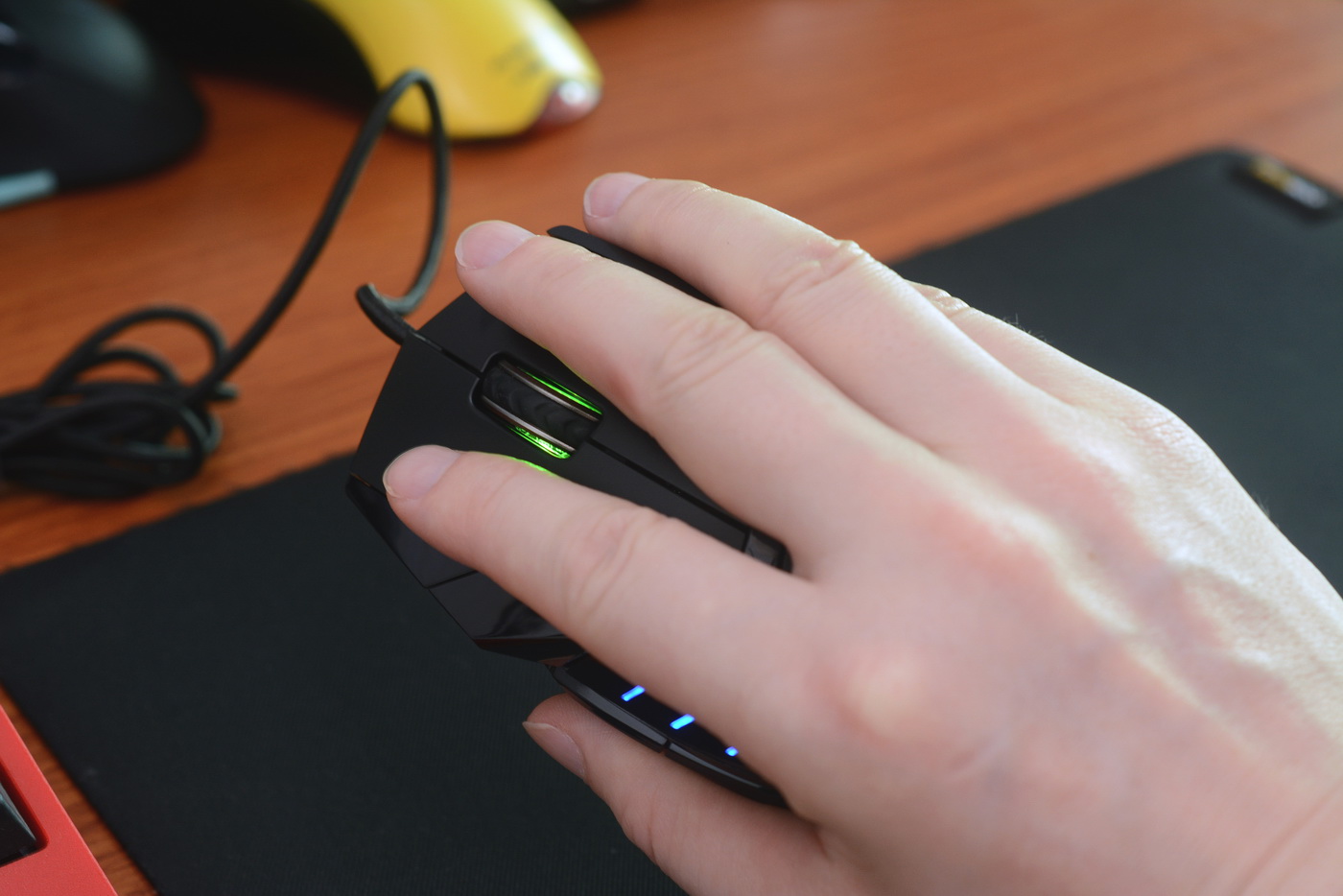 雷柏vt30幻彩rgb游戏鼠标 (雷柏vt300srgb鼠标)