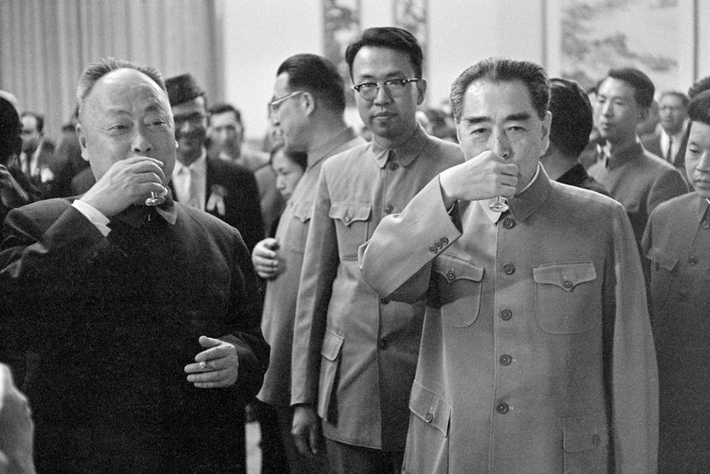 美国记者刁难周总理：为何用美国造的钢笔？周总理的回答打脸记者