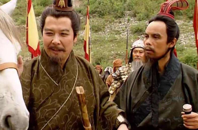庞统投靠刘备见孔明,庞统临死前说主公被孔明迷惑
